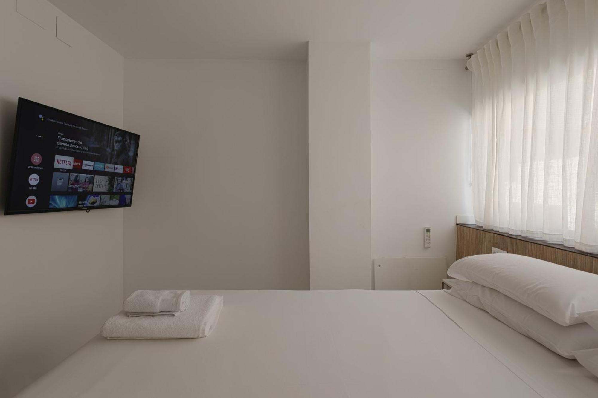 Beach Malagueta By Caleta Homes Malaga Bagian luar foto